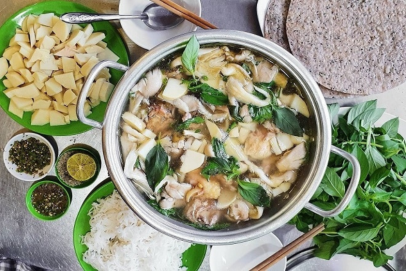 Lẩu gà lá é - Món ăn đặc trưng của dân tộc người Thái
