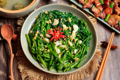 Rau muống xào tỏi - thức ăn dân dã phổ biến thân thuộc