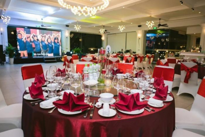 Tổ chức tiệc công ty chuyên nghiệp với hoa hồng và rượu vang